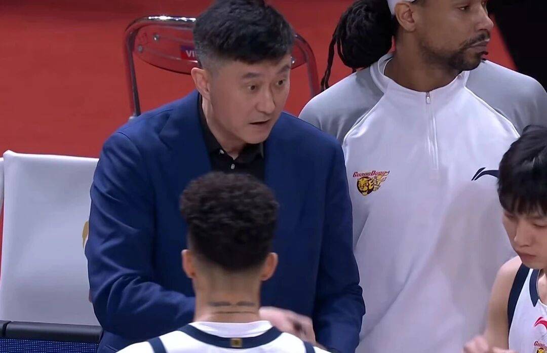广东男篮85-64大胜广州，三大改变明显，球员评分出炉：胡明轩9.7分杜锋4.4分